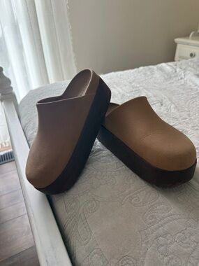 brown platform dylan crocs slip on